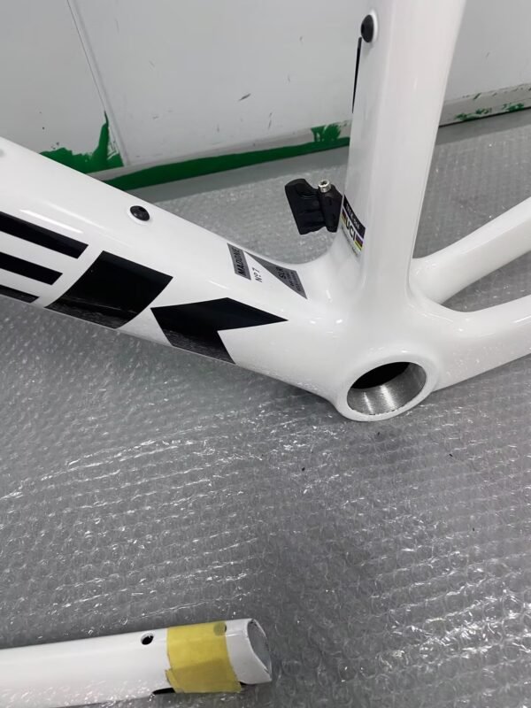 TREK SLR9 carbon fiber road bike frame, custom one-to-one, ultra-light, durable, affordable.