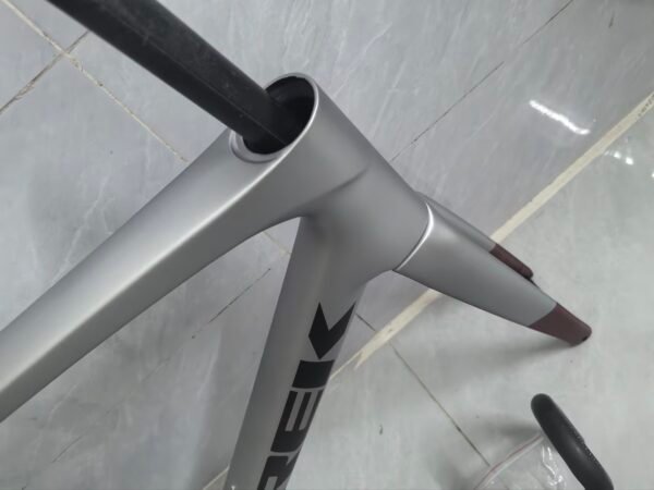 TREK SLR9 carbon fiber road bike frame, custom one-to-one, ultra-light, durable, affordable.